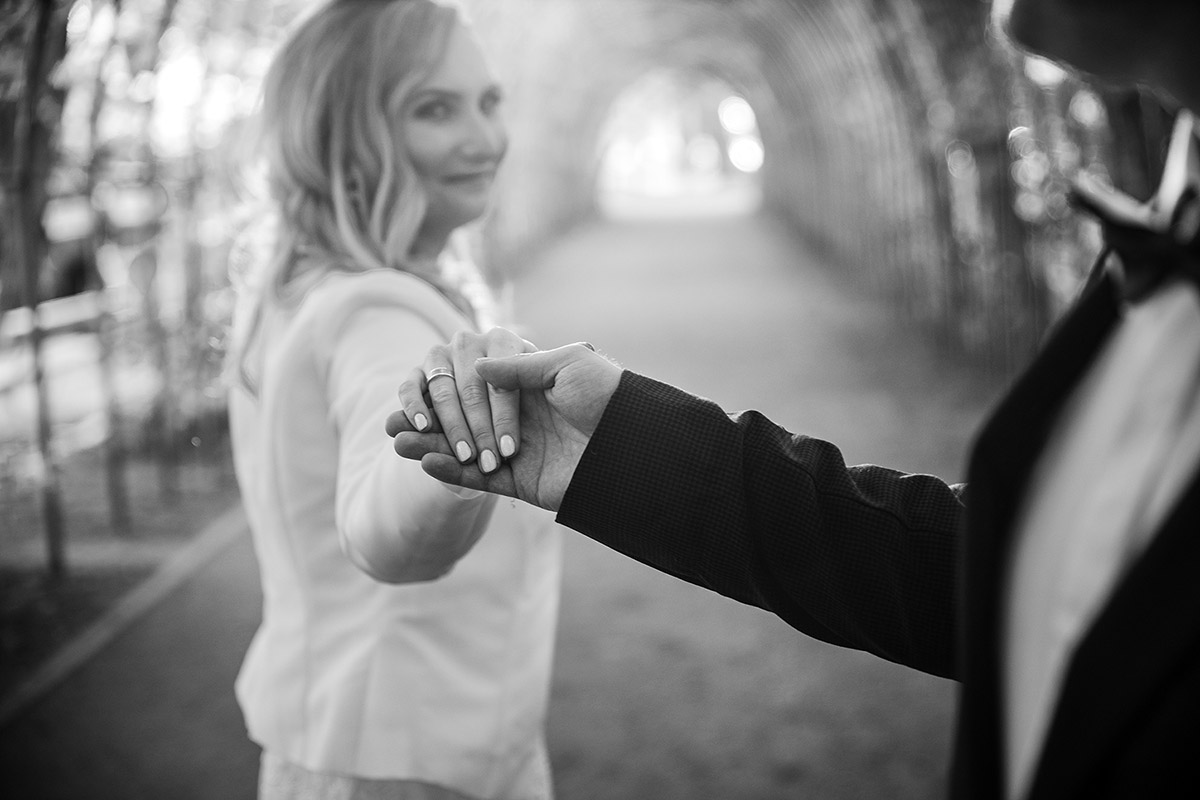 sesja ślubna w Kołobrzegu w parku miejskim bindaż grabowy