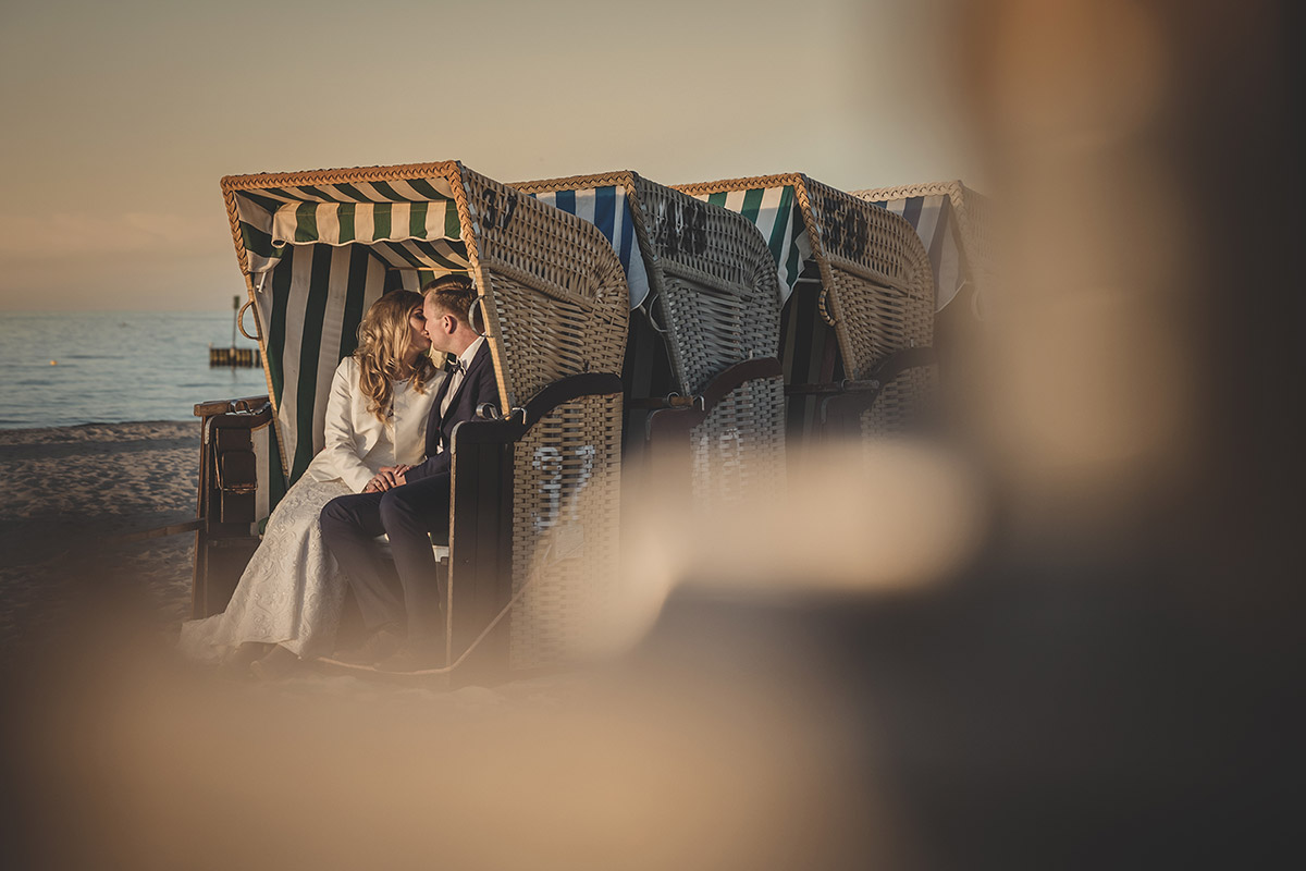fotograf ślubny kołobrzeg sesja w plażowych koszach