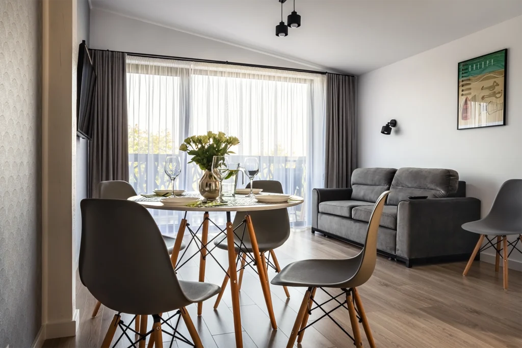 Salon z telewizorem na ścianie i zasłonami