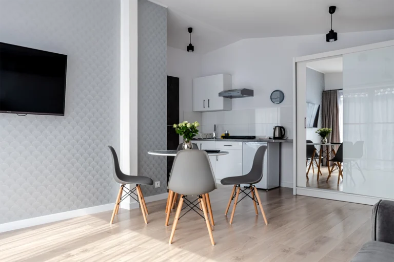 Jadalnia z okrągłym stołem i aneksem kuchennym