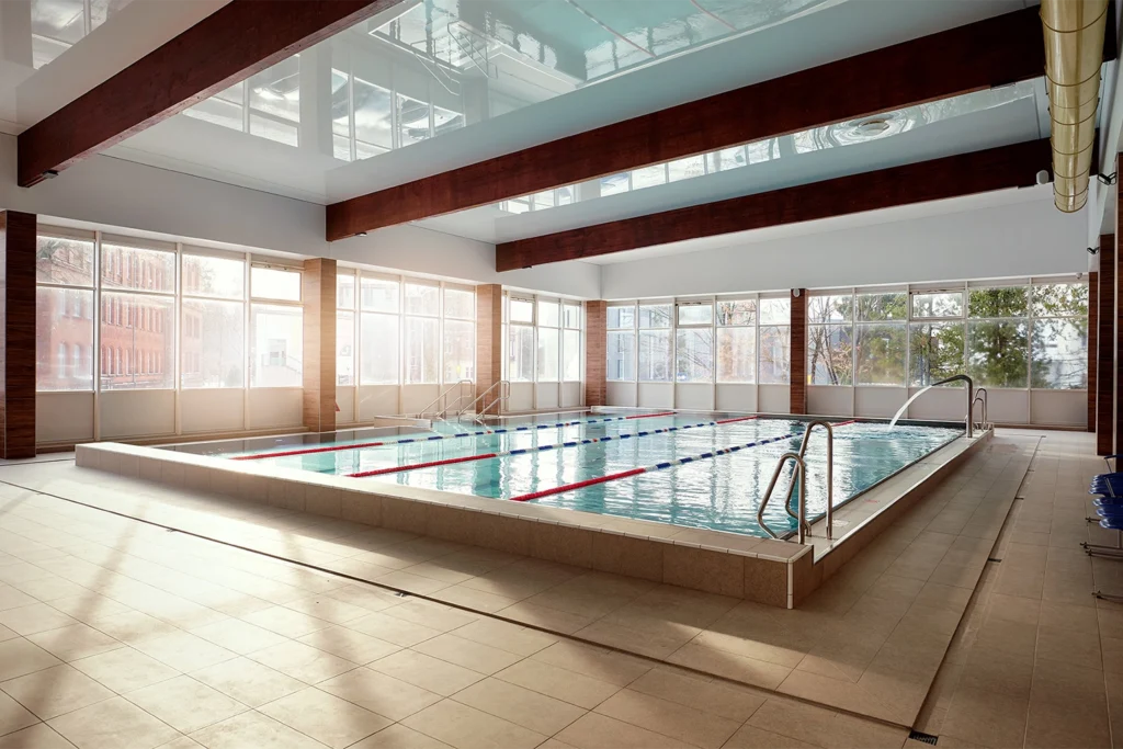 Basen wewnętrzny z dużymi przeszkleniami