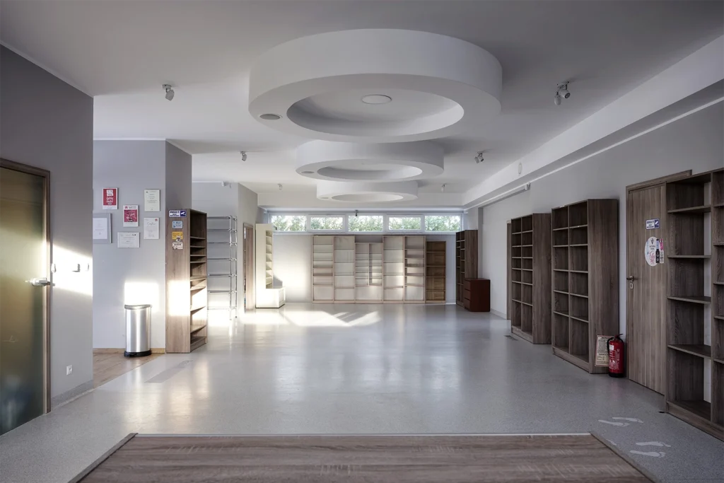 Duże wnętrze z sufitem podwieszanym i oświetleniem