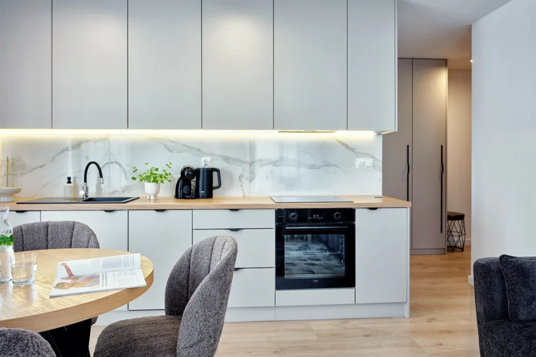 Kuchnia z jasną zabudową i sprzętem AGD