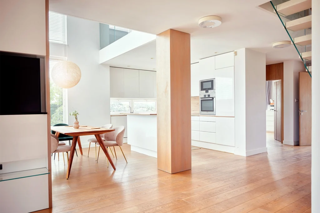 Otwarta przestrzeń salonu z jadalnią i kuchnią