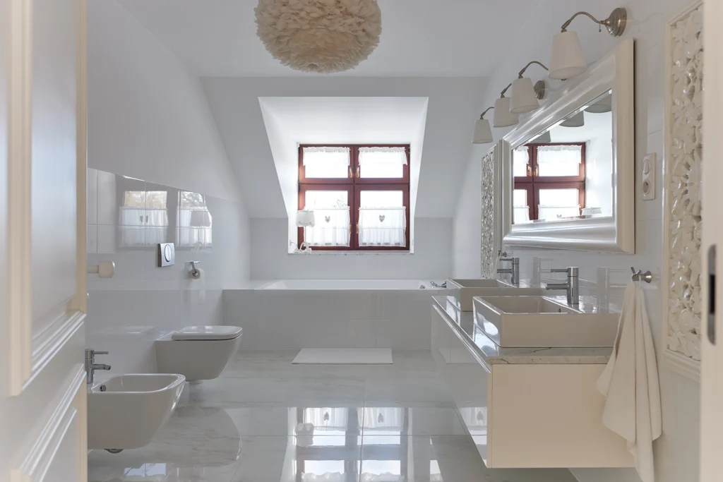 Łazienka na poddaszu z oknem dachowym