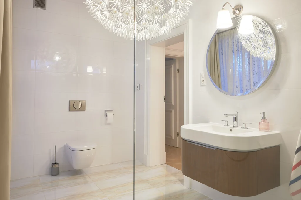 Łazienka z prysznicem typu walk-in i umywalką