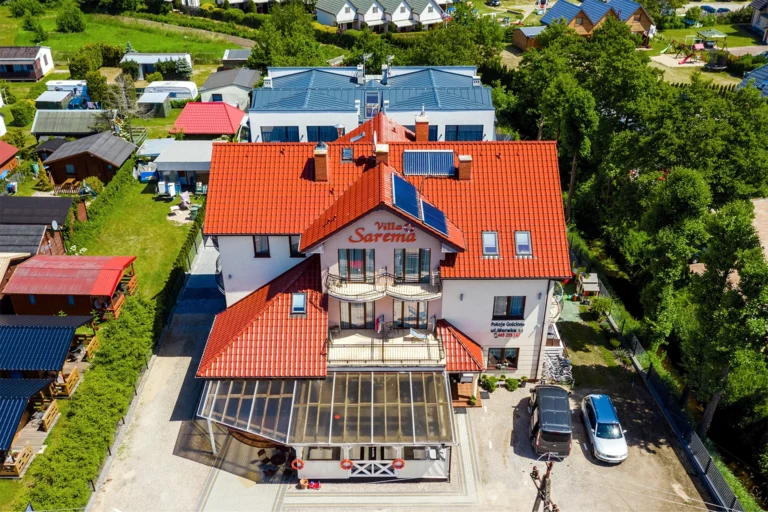 Pensjonat nad morzem z czerwonym dachem – fotografia nieruchomości Koszalin