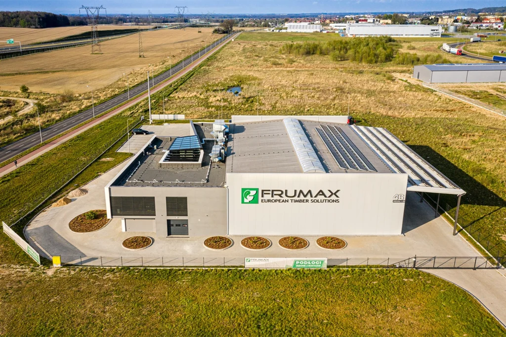 Budynek usługowy z instalacją fotowoltaiczną – fotografia architektury