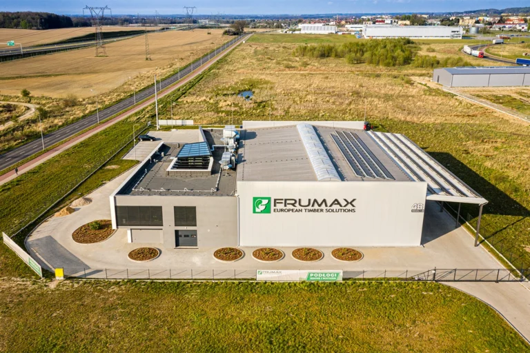 Budynek usługowy z instalacją fotowoltaiczną – fotografia architektury