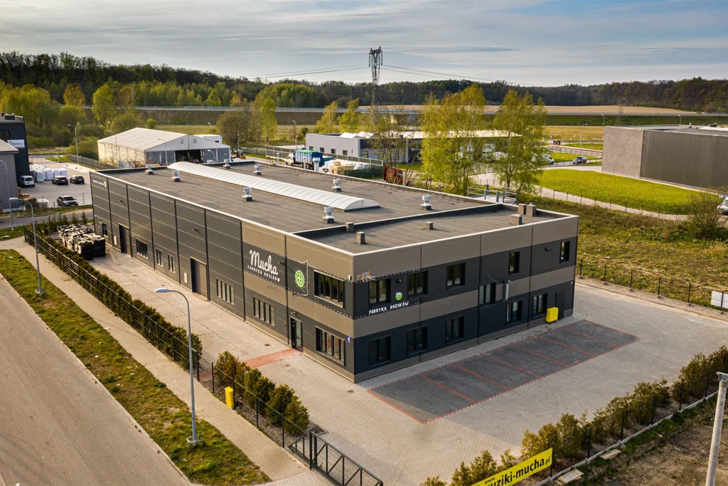 Nowoczesny budynek biurowy z parkingiem – zdjęcia nieruchomości Koszalin