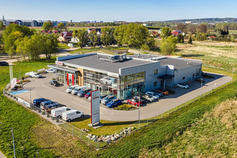 Obiekt handlowy z parkingiem – fotografia komercyjna nieruchomości