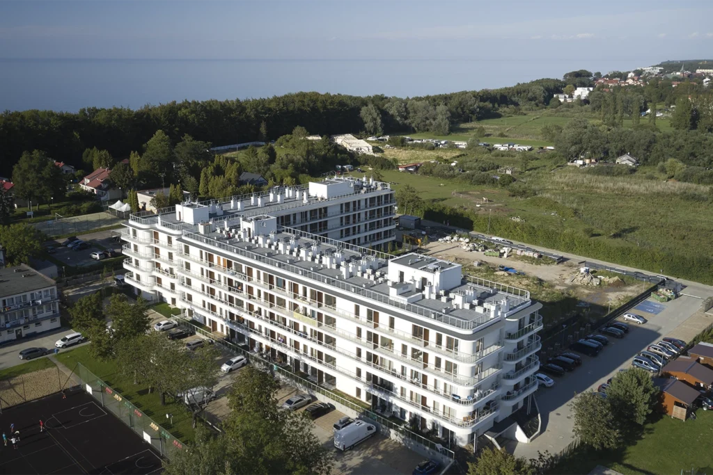 Zabudowa apartamentowa i okolica z ujęcia z drona