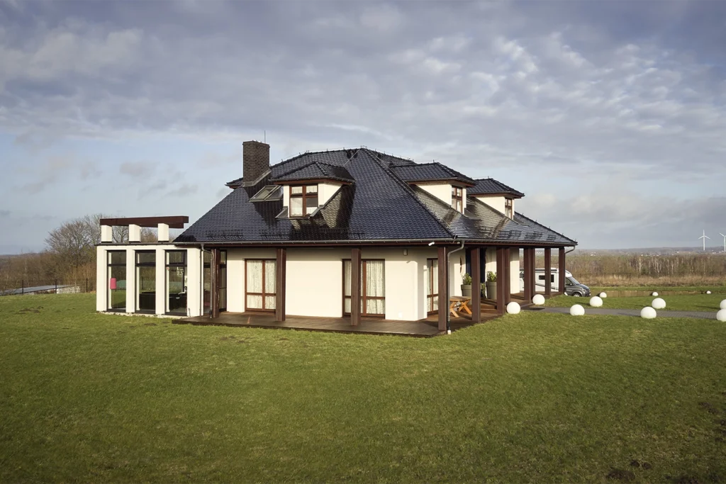 Nowoczesna bryła domu z panoramicznymi przeszkleniami