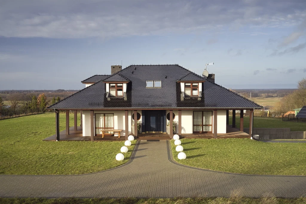 Elewacja domu z dużymi oknami – zdjęcia nieruchomości