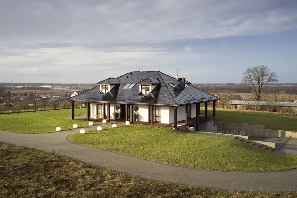 Dom jednorodzinny z podjazdem i wejściem głównym