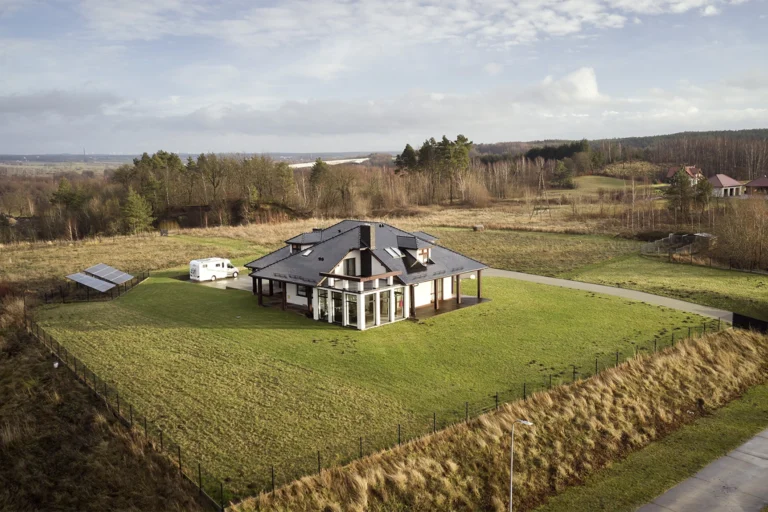 Dom z ogrodem i otwartą przestrzenią wokół