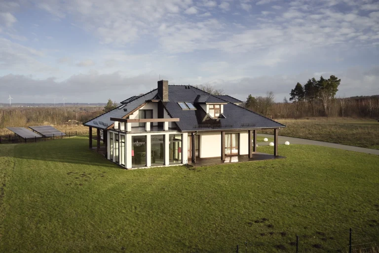 Nowoczesny dom parterowy z przeszklonym salonem