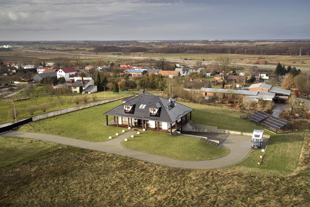 Dom jednorodzinny z dużą działką – fotografia nieruchomości Koszalin