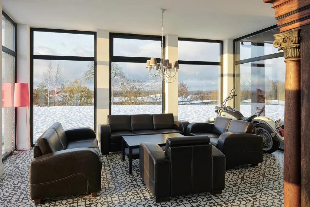 Strefa wypoczynkowa z fotelami i widokiem na zewnątrz