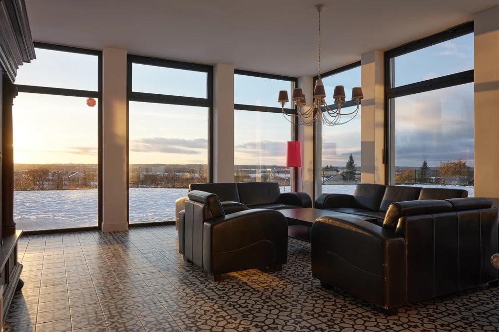 Salon z widokiem przez duże przeszklenia – fotografia wnętrz