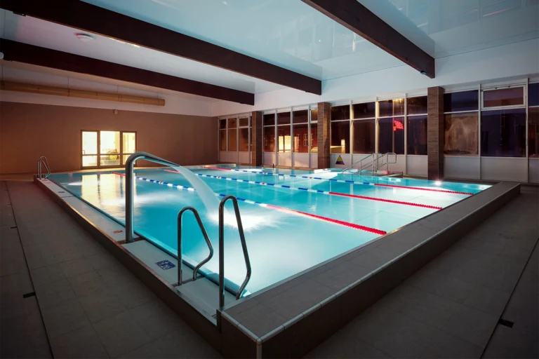 Basen z torami pływackimi i oświetleniem sufitowym