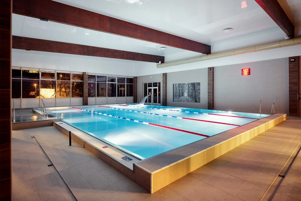 Nowoczesny basen wewnętrzny w obiekcie rekreacyjnym