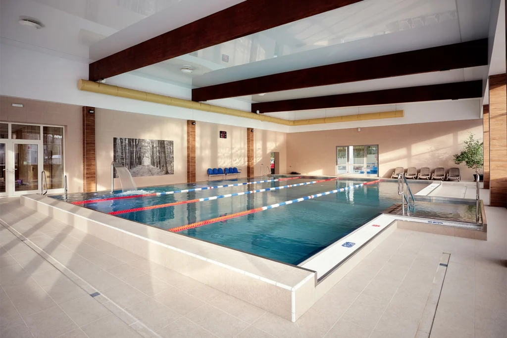 Basen z wydzieloną strefą kąpielową i oświetleniem