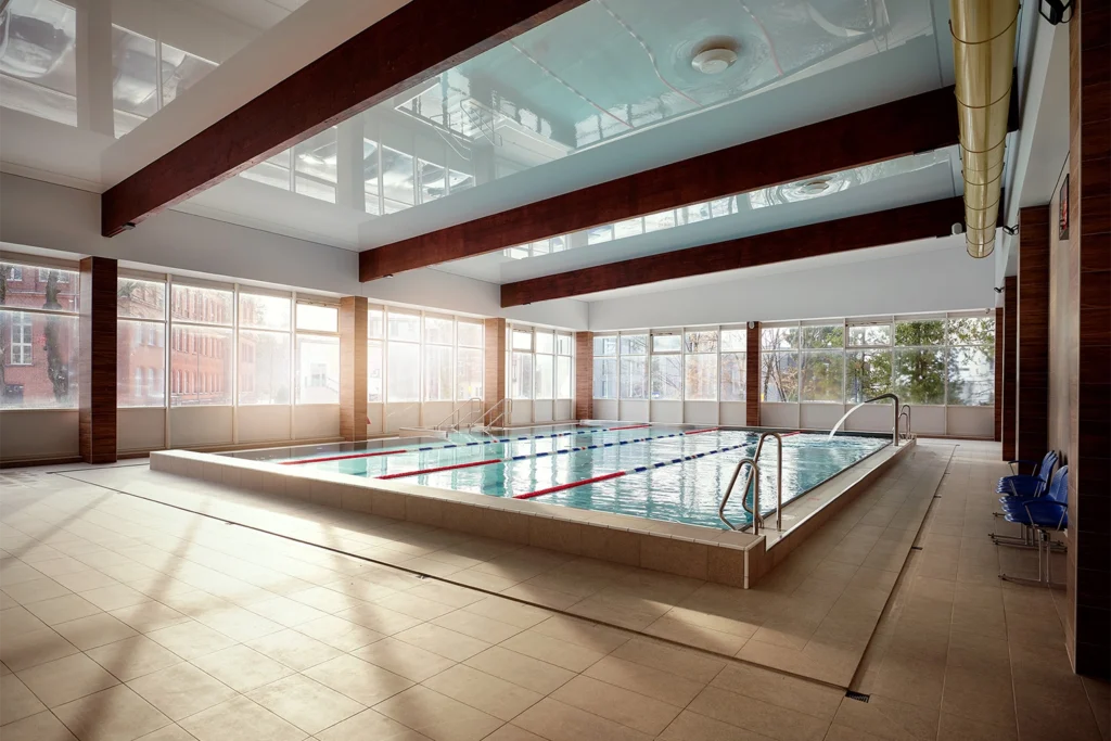 Basen wewnętrzny z przeszklonym dachem – fotografia nieruchomości Koszalin