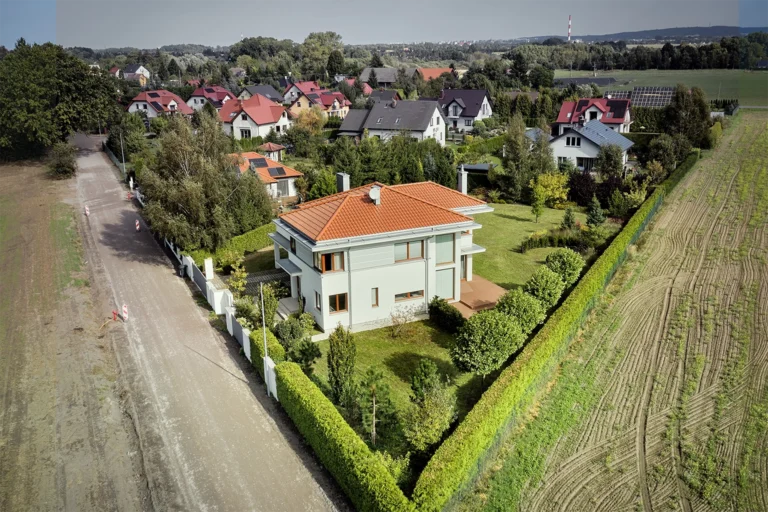 Dom jednorodzinny z ogrodem – fotografia nieruchomości z drona