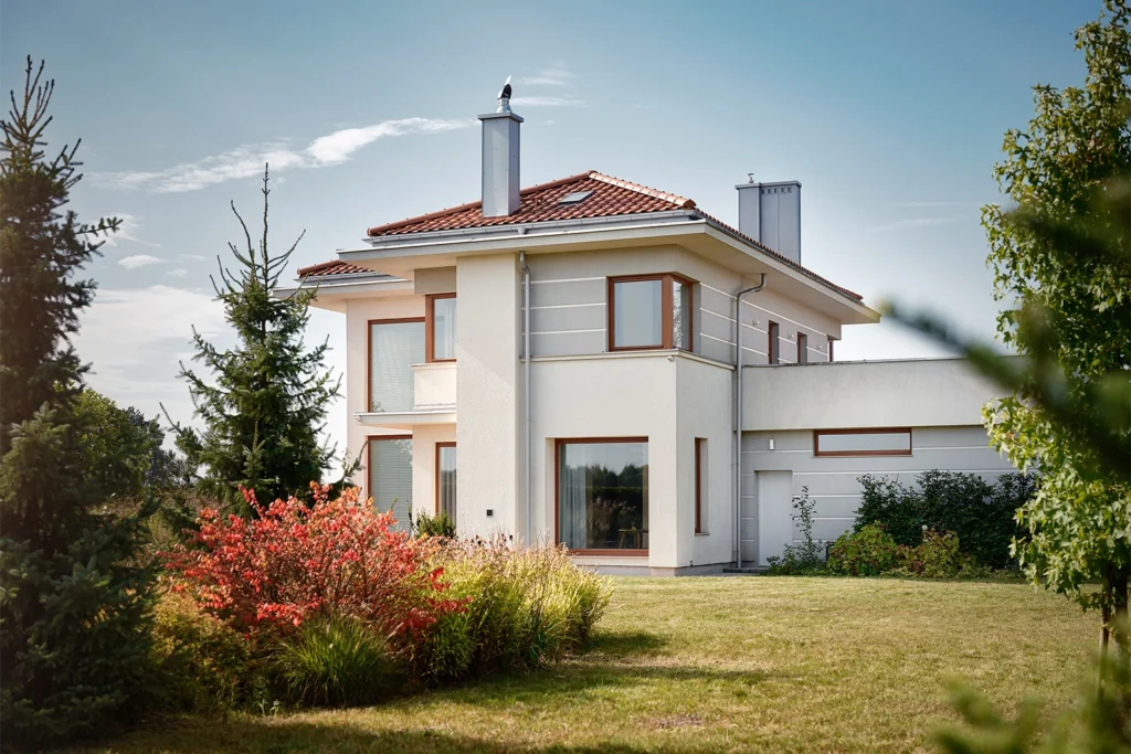 Dom jednorodzinny z ogrodem i elewacją – fotografia nieruchomości