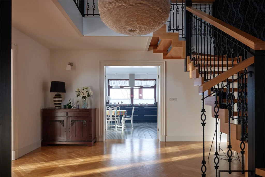 Nowoczesne wnętrze z antresolą i schodami – zdjęcia wnętrz Koszalin