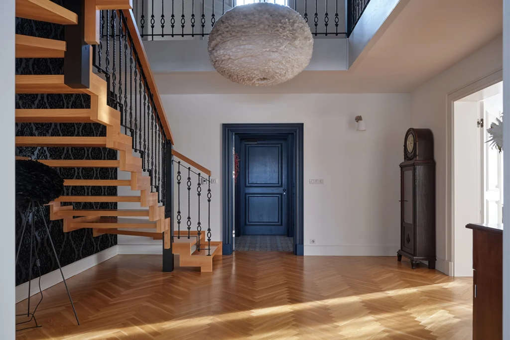 Korytarz ze schodami i drewnianą podłogą