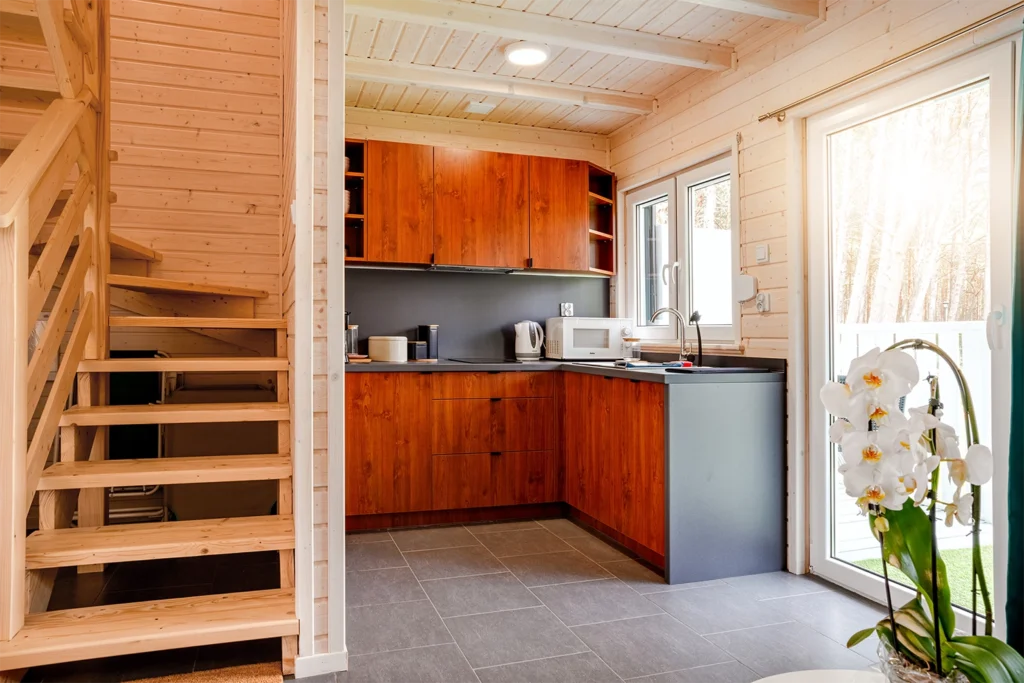 Kuchnia z drewnianą zabudową i sprzętem AGD