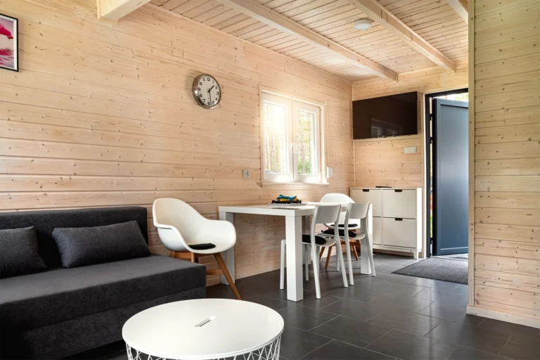 Salon z aneksem kuchennym w drewnianym wnętrzu