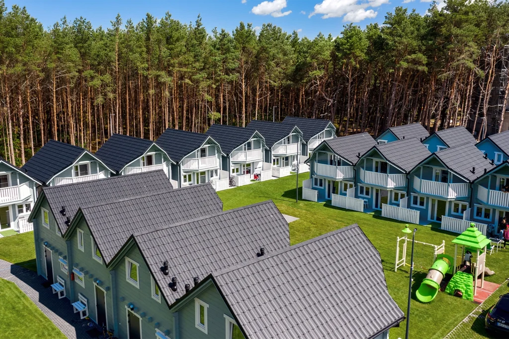 Osiedle domów letniskowych przy lesie – zdjęcia z drona
