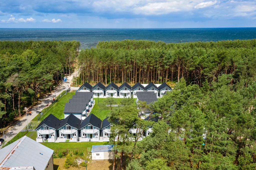 Osiedle nadmorskie z widokiem na morze – zdjęcia z drona