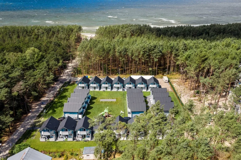 Osiedle domków nad morzem wśród lasu – zdjęcia z drona nieruchomości
