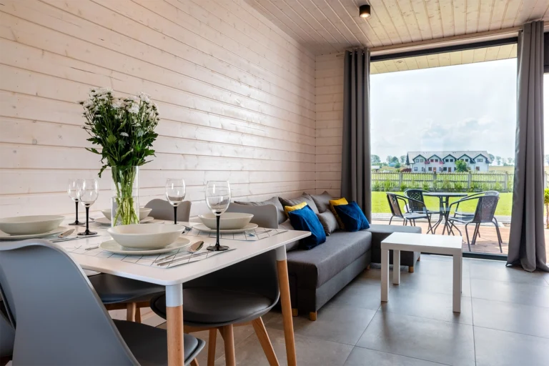 Salon z dużym oknem i widokiem na zewnątrz