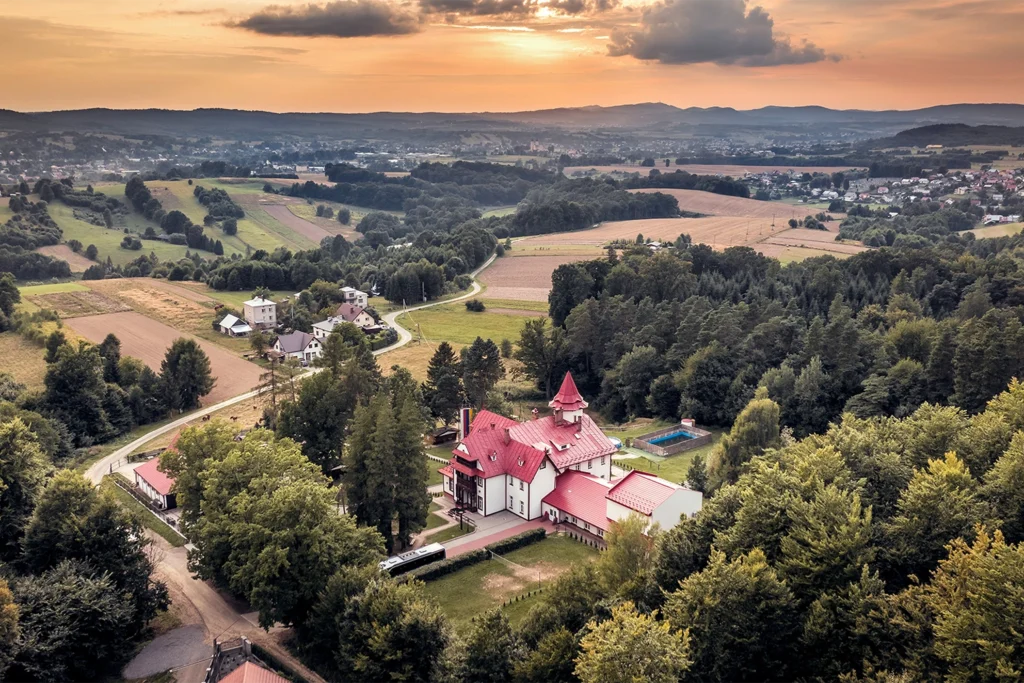 Krajobraz z zabudową jednorodzinną o zachodzie słońca