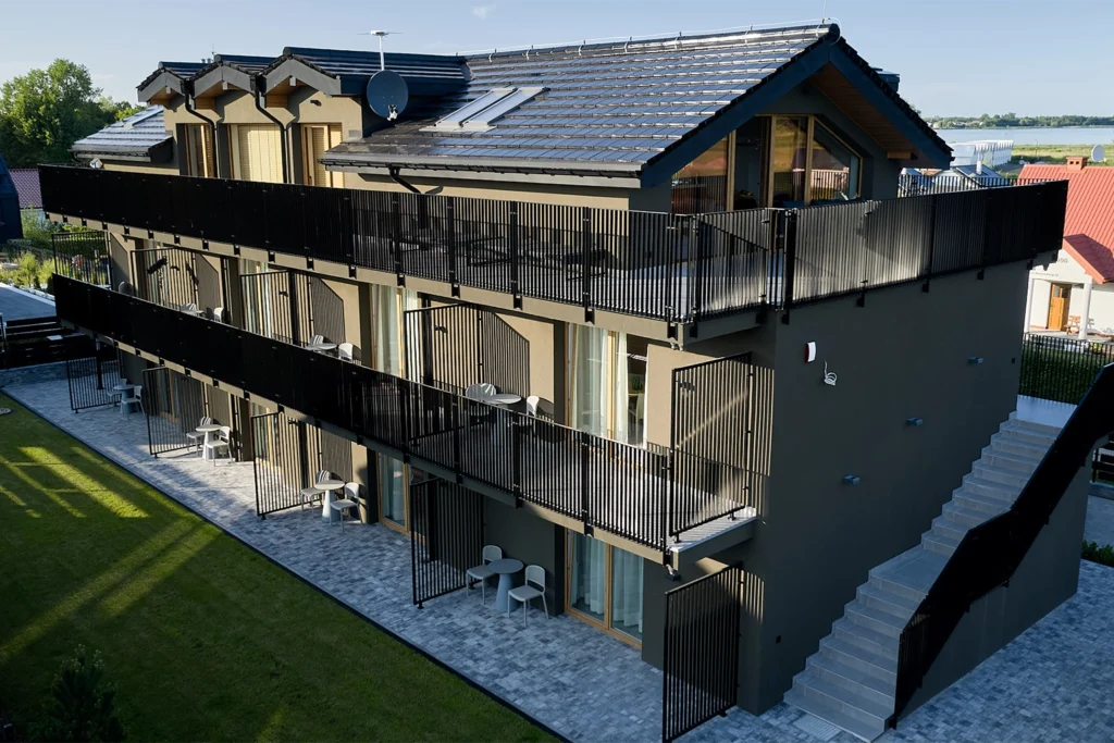 Nowoczesny budynek apartamentowy z balkonami – fotografia nieruchomości