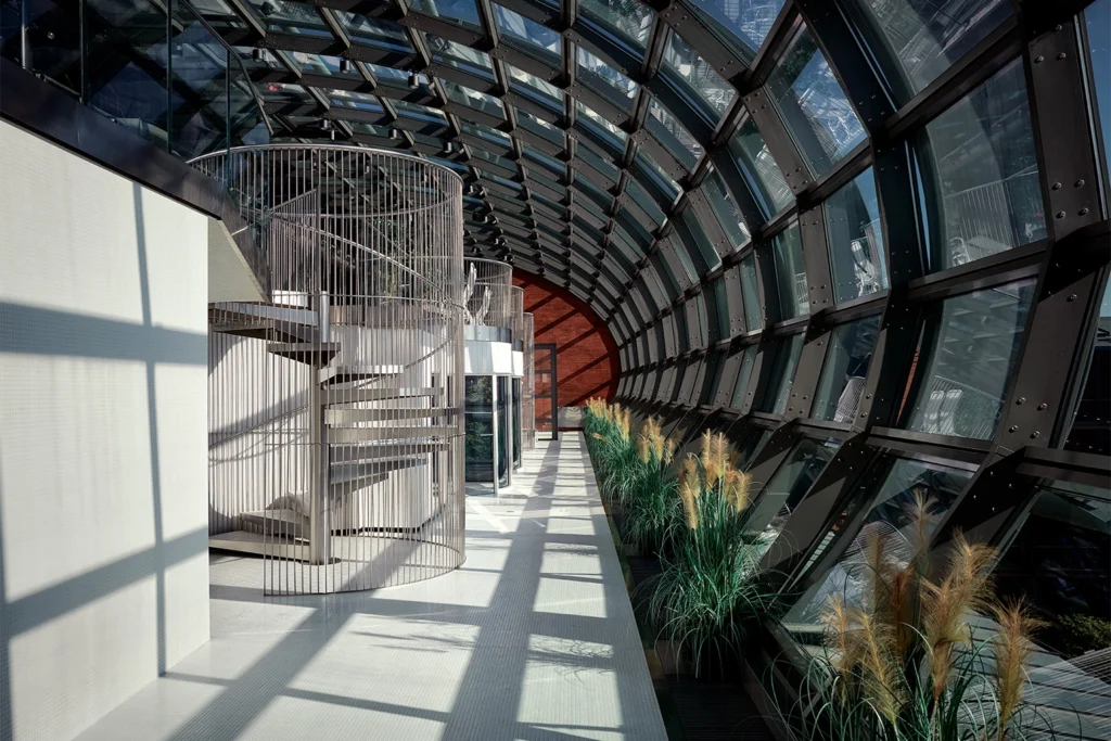 Nowoczesne wnętrze z przeszklonym dachem i światłem dziennym