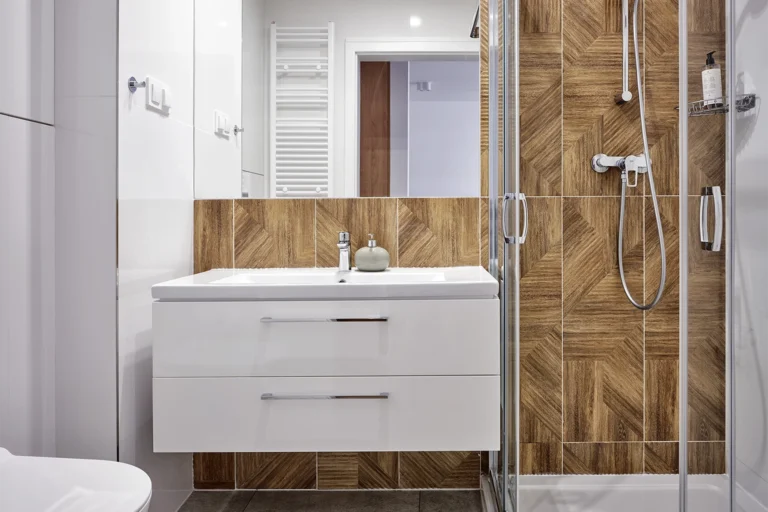 Łazienka z umywalką i prysznicem – fotografia wnętrz