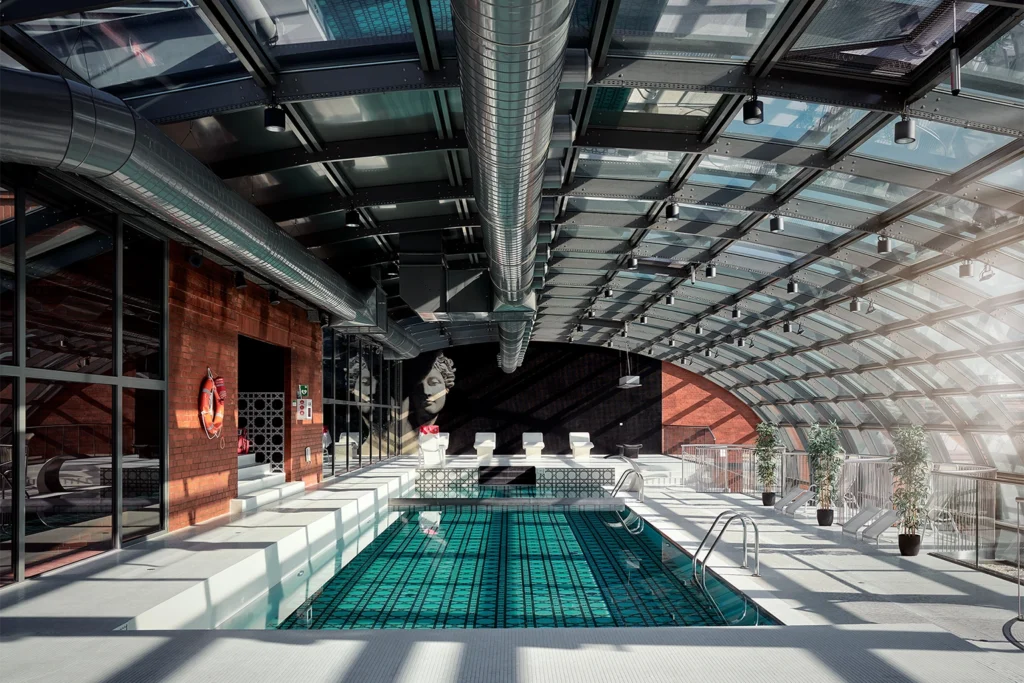 Basen wewnętrzny w nowoczesnym obiekcie – fotografia nieruchomości