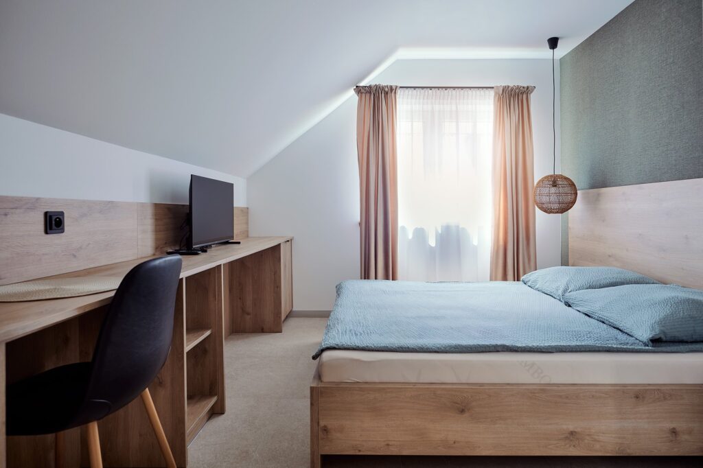 Apartament U Gienia z biurkiem i łóżkiem